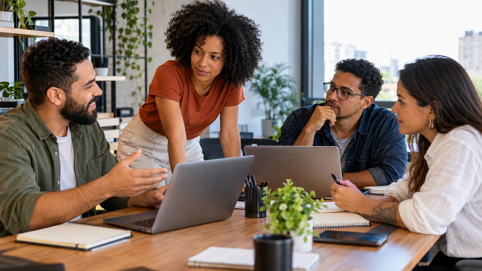 Equipe de tecnologia planejando suas atividades de desenvolvimento